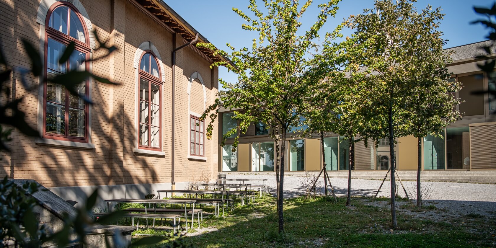 Leerer Schulhof