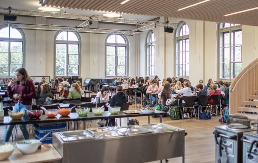 Schüler in Kantine am Mittagessen