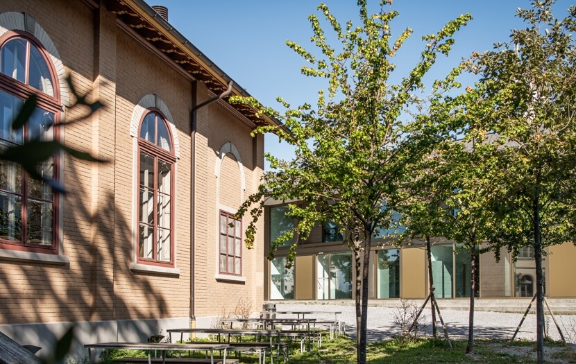 Blick auf Schulgebäude auf dem Schulhof