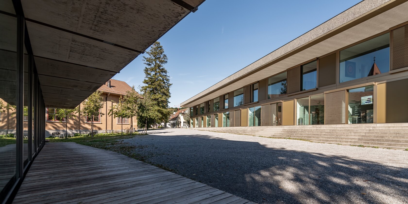 Sonniger Tag auf dem Schulhof Sonniger Tag auf dem Schulhof