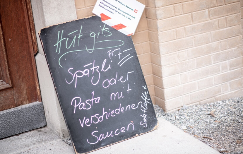 Mittagstisch Menüplan vor dem Eingang der Kantine Mittagstisch Menüplan vor dem Eingang der Kantine
