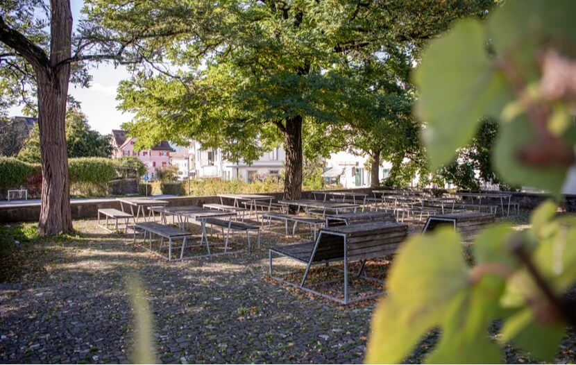 Leere Sitzplätze auf dem Schulhof Leere Sitzplätze auf dem Schulhof